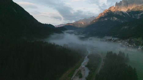 Drohnenflug-Bei-Sonnenuntergang-über-Einem-Wolkenverhangenen-Tal-In-Den-Dolomiten