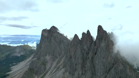 Der-Drohnenflug-Nähert-Sich-Den-Steilen-Gipfeln-Der-Dolomiten-Und-Reicht-Mit-Der-Spitze-In-Die-Wolken