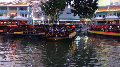 Mehrere-Touristenboote-Am-Marina-In-Singapur,-Blick-Von-Der-Bootsfahrt