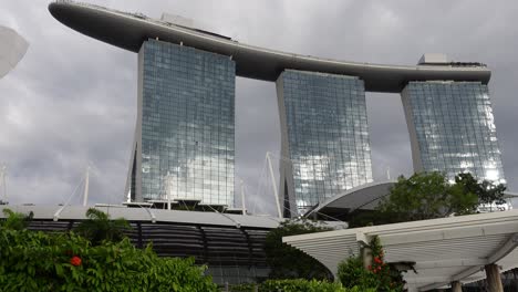 Futuristic-Marina-Bay-Sands-Building-in-Singapore,-Tilt-Down