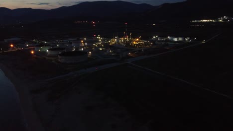 Luftannäherung-An-Fabrik,-Ölraffinerie-Bei-Nacht