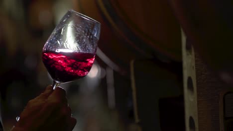 Hand-Schütteln-Von-Rotwein-In-Einem-Weinglas