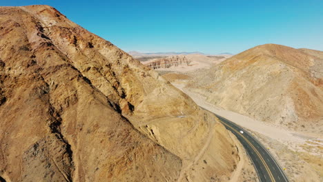 Erosión-Natural-A-Lo-Largo-De-Una-Colina-En-El-Desierto-De-Mojave-Sobre-La-Autopista-58-De-California---Revelación-De-Paralaje-Aéreo