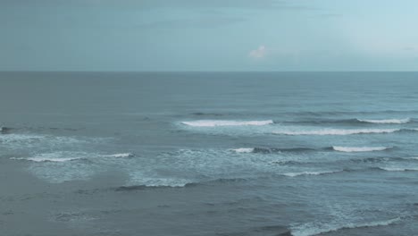 Surfer-Paddeln-An-Einem-Kalten-Tag-Durch-Die-Wellen,-Extreme-Weitwinkelaufnahme