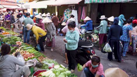 Busy-fruit-and-vegetable-market-on-the-ground-in-narrow-laneway