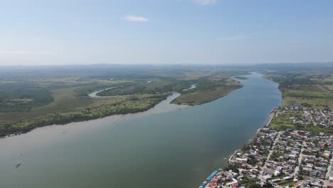 Erstellung-Einer-Drohnenaufnahme-Des-Tecolutla-Flusses,-Mexikanische-Stadt-An-Einem-Flussufer,-Veracruz,-Mexiko