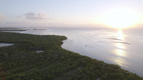 Orbit-Drohne-Schoss-Blick-Auf-Den-Sonnenuntergang-über-Dem-Ozean