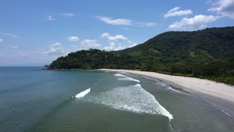 Luftaufnahme-über-Den-Strand-Von-Barra-Do-Sahy,-Sonniger-Tag-In-Sao-Sebastiao,-Brasilien