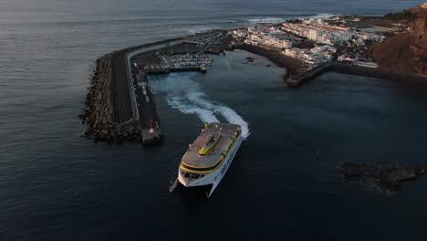 Ferry-Saliendo-Del-Puerto-De-Agaete-Rumbo-A-Tenerife-Durante-La-Puesta-De-Sol