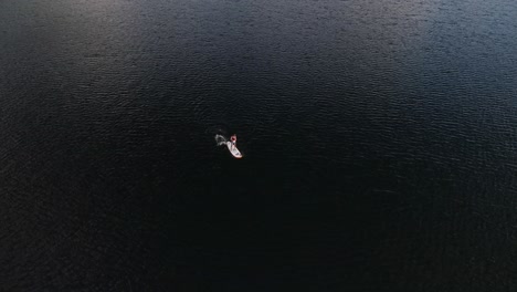 Turista-Del-Lago-Azul-En-Paddle-Bord-4k-Drone-Disparado-En-Nueva-Zelanda
