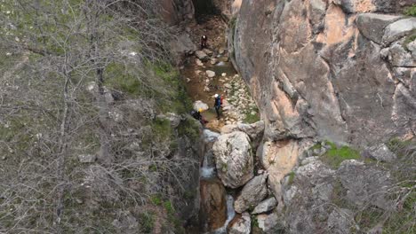 Canyoning-In-Einer-Schlucht-Direkt-Neben-Einem-Abgrund-Und-Wasserfall