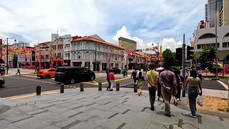 Hinter-Einer-Gruppe-Von-Fußgängern-überqueren-Sie-Die-Straße-In-Der-Innenstadt-Von-Singapur