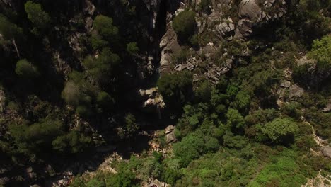 Extremsportarten-Auf-Der-Draufsicht-Des-Bergwasserfalls