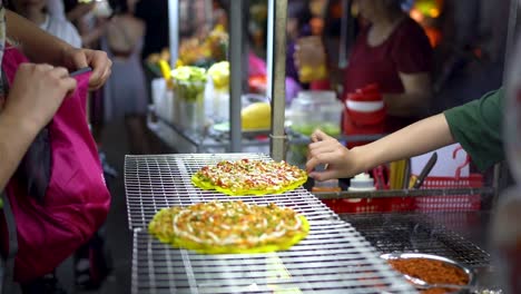 überfüllte-Straßenmarktstände-In-Hoi-An,-Tortillas-Zum-Mitnehmen-Für-Touristen,-Vietnam