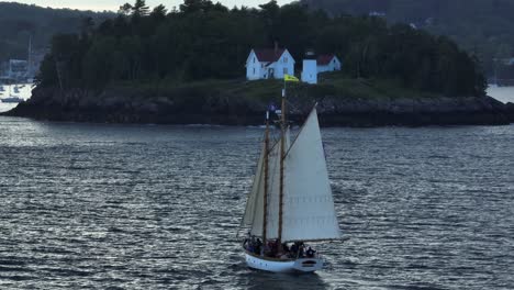 Klassisches-Holzsegelboot-Segelt-Am-Leuchtturm-Von-Curtis-Island-Vorbei