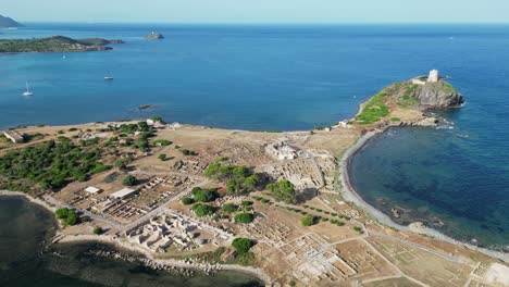 Nora-Halbinsel-Und-Archäologische-Stätte-Mit-Antiken-Römischen-Ruinen-In-Sardinien,-Italien---Antenne-Rückwärts