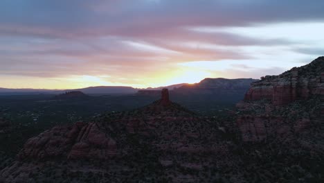 Panorama-Of-Red-Rock-Buttes,-Mountains,-And-Suburbs-During-Dusk-In-Sedona,-Arizona,-USA