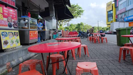 Malaysische-Hausiererstände,-Die-Rote-Tische-Und-Stühle-Entlang-Der-Straße-Aufstellen