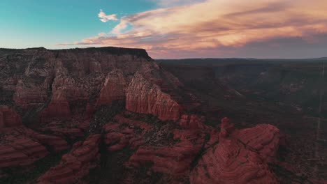 Schöne-Wolken-Während-Des-Sonnenuntergangs-über-Roten-Felsen-In-Sedona,-Arizona,-Usa