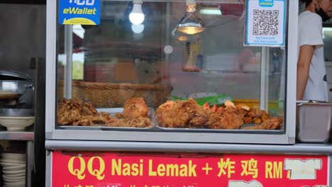 Pequeñas-Empresas-Malasias-Que-Venden-Arroz-Con-Pollo-Frito-A-Lo-Largo-De-La-Calle-De-Johor-Bahru