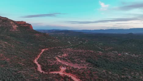 Sedona-Naturlandschaft-Mit-Immergrünen-Bewaldeten-Pfaden-In-Arizona,-Usa