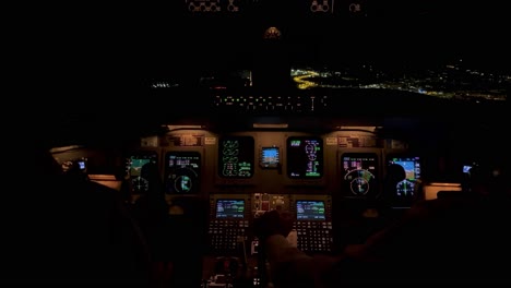 Exklusive-Innenansicht-Des-Cockpits-Während-Eines-Echten-Nachtfluges-Im-Anflug-Auf-Den-Flughafen-Von-Valencia,-Spanien