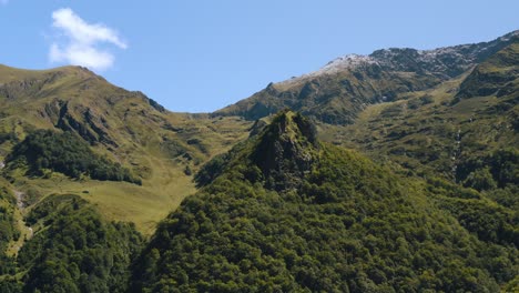 Vista-Aérea-De-Las-Montañas-En-Ariège-Pyrénées,-Un-Dron-Volando-Sobre-Los-Picos