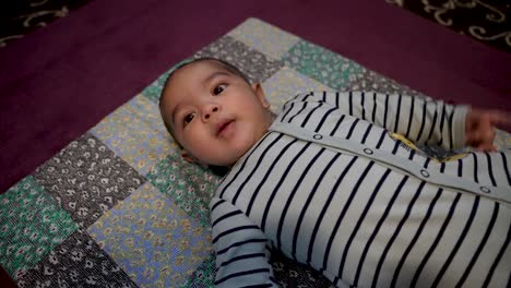 Entzückender-4-Monate-Alter-Indischer-Junge,-Der-Auf-Einer-Decke-Auf-Dem-Boden-Liegt-Und-Sich-Bewegt