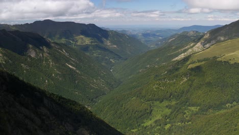 Imagen-Aérea-En-Un-Valle-Montañoso-En-Francia,-En-Verano,-Cordillera-De-Los-Pirineos