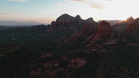 Üppige-Vegetation-Bedeckt-Rote-Felsenwüsten-In-Der-Nähe-Von-Sedona-Vororten-In-Arizona-Während-Des-Sonnenuntergangs