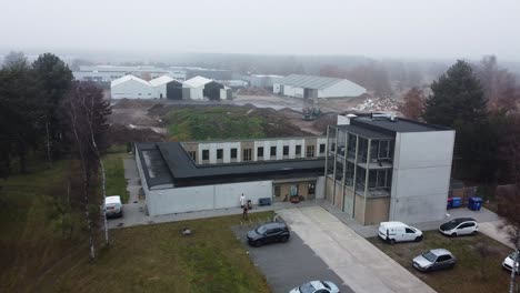 Luftaufnahme-Des-Hundeheims-Und-Anderer-Industrien-In-Maatheide,-Lommel,-Belgien