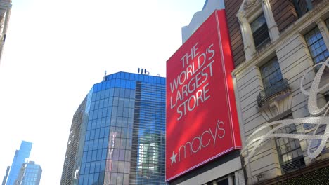 Macy&#39;s-Größter-Laden-Der-Welt-Rote-Beschilderung-An-Der-Fassade-Des-Kaufhauses-In-Manhattan,-New-York,-USA