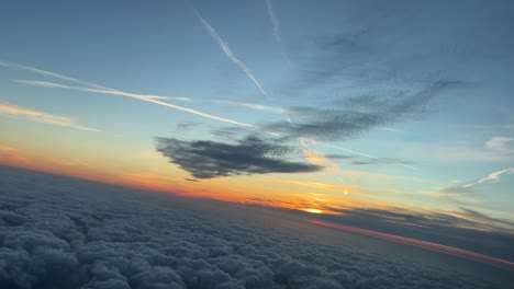 Atemberaubende-Sicht-Des-Piloten-Aus-Einem-Jet-Cockpit-Auf-Einen-Sonnenuntergang-über-Dem-Mittelmeer