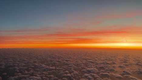 Atemberaubender-Sonnenuntergang-Aufgenommen-Von-Einem-Jet-cockpit,-Das-In-1000-M-Höhe-über-Dem-Mittelmeer-Fliegt