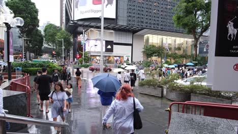 Gente-Cruzando-Semáforos-En-Orchard-Road,-Singapur
