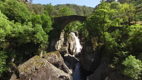 Luftbild-Brücke-über-Wasserfall