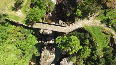 Brücke-über-Den-Wasserfall-Von-Oben