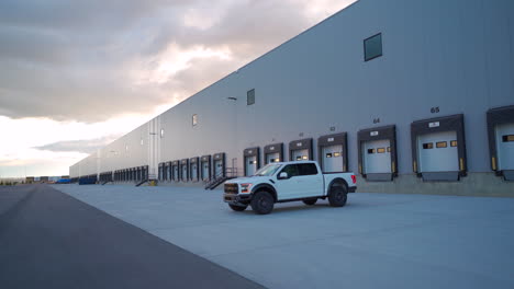 Filmischer-Automatischer-Ford-Raptor-Truck-Bei-Farbenfroher-Warmer-Sonnenuntergangsdämmerung-In-Alberta,-Kanada