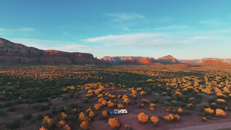 Vehículo-Recreativo-Estacionado-En-Un-Desierto-Con-Vegetación-En-Las-Rocas-Rojas-De-Sedona,-Arizona