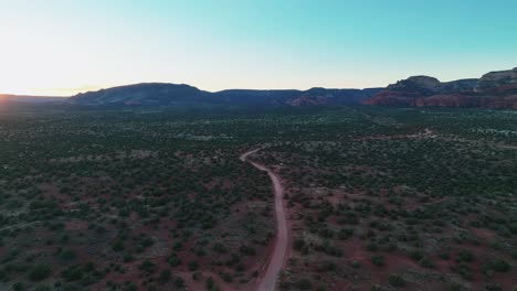 Panoramastraße-In-Wüstenlandschaft-Mit-Grüner-Vegetation-In-Der-Nähe-Von-Sedona,-Arizona