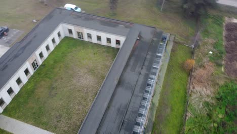 Das-Tierheim-4k-Luftbild,-Das-Um-Das-Grundstück-Herumfliegt