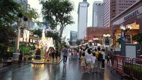 En-La-Ciudad-De-Singapur-Durante-La-Temporada-De-Lluvias-La-Gente-Compra-Ofertas-De-última-Hora