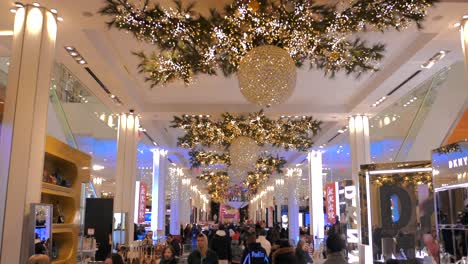 Elegante-Weihnachtliche-Innendekoration-Mit-Geschäftigen-Käufern-Im-Kaufhaus-Macy&#39;s-In-Manhattan,-New-York,-Usa
