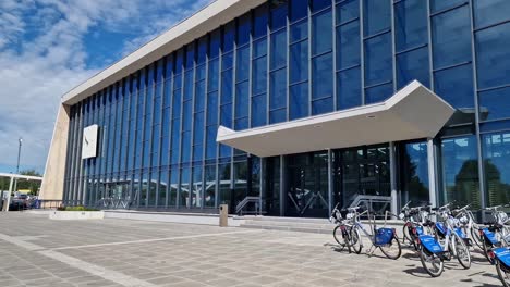 Schwenk-Des-Bahnhofs-Havirov,-Der-Heute-Als-Fitnessstudio-Im-Brüsseler-Stil-Mit-Nextbike-Bike-sharing-fahrrädern-Gebaut-Wurde