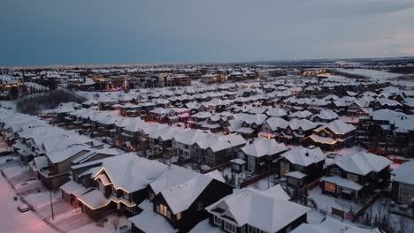 Vista-Aérea-De-Casas-Suburbanas-En-Invierno-En-La-Ciudad-De-Calgary-Durante-El-Invierno