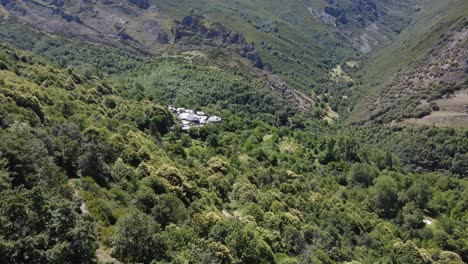 Luftaufnahme-Eines-Kleinen-Dorfes-In-Den-Bergen
