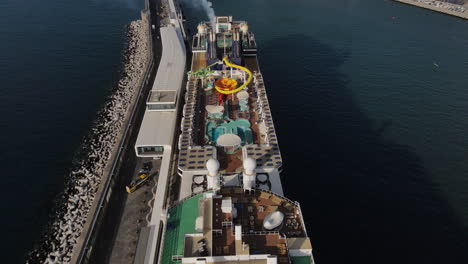 Luftaufnahme-über-Kreuzfahrtschiff,-Das-An-Einem-Sonnigen-Tag-Im-Hafen-Von-Funchal-Auf-Der-Insel-Madeira-Angedockt-Ist