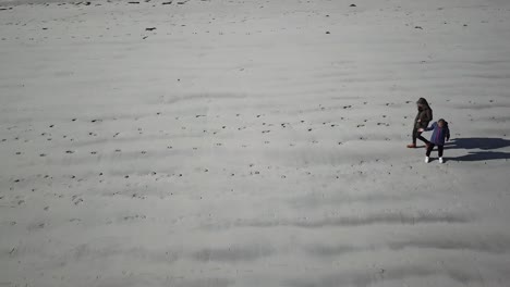 Luftseitenansicht-Von-Zwei-Leuten,-Die-Auf-Sand-An-Einem-Großen-Irischen-Strand-Laufen