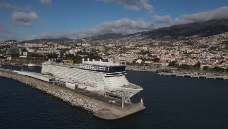 Halbkreis-Luftaufnahme-Eines-Kreuzfahrtschiffes,-Das-An-Einem-Sonnigen-Tag-Im-Hafen-Von-Funchal-Auf-Der-Insel-Madeira-Angedockt-Ist