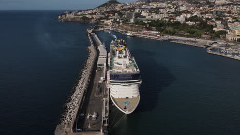 Toma-Aérea-En-Zoom-Out-De-Un-Crucero-Atracado-En-El-Puerto-De-Funchal-En-La-Isla-De-Madeira-En-Un-Día-Soleado